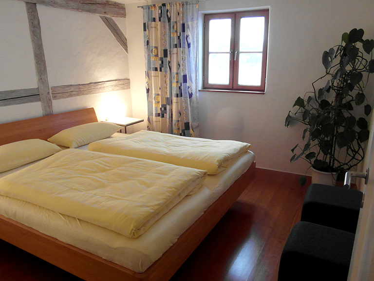 Schlafzimmer mit Doppelbett 180/200